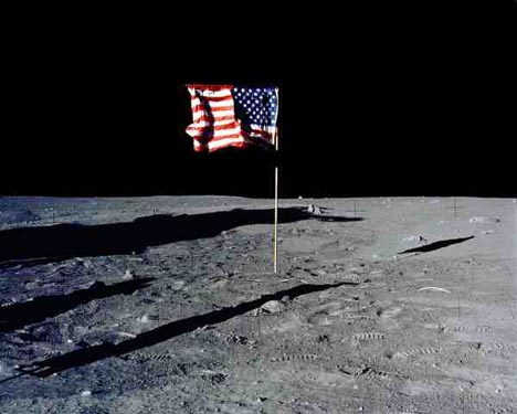 Bandera en la Luna