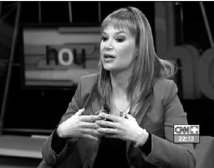 La ministra Leire Pajín luciendo la pulsera “del equilibrio” en un programa de televisión. (Imagen de CNN+)
