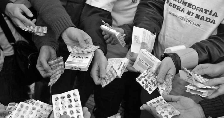 Foto de gente mostrando pastillas antes de un suicidio homeopático